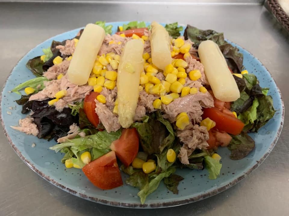 Ensalada de lechuga, tomate, maíz, espárragos y atún