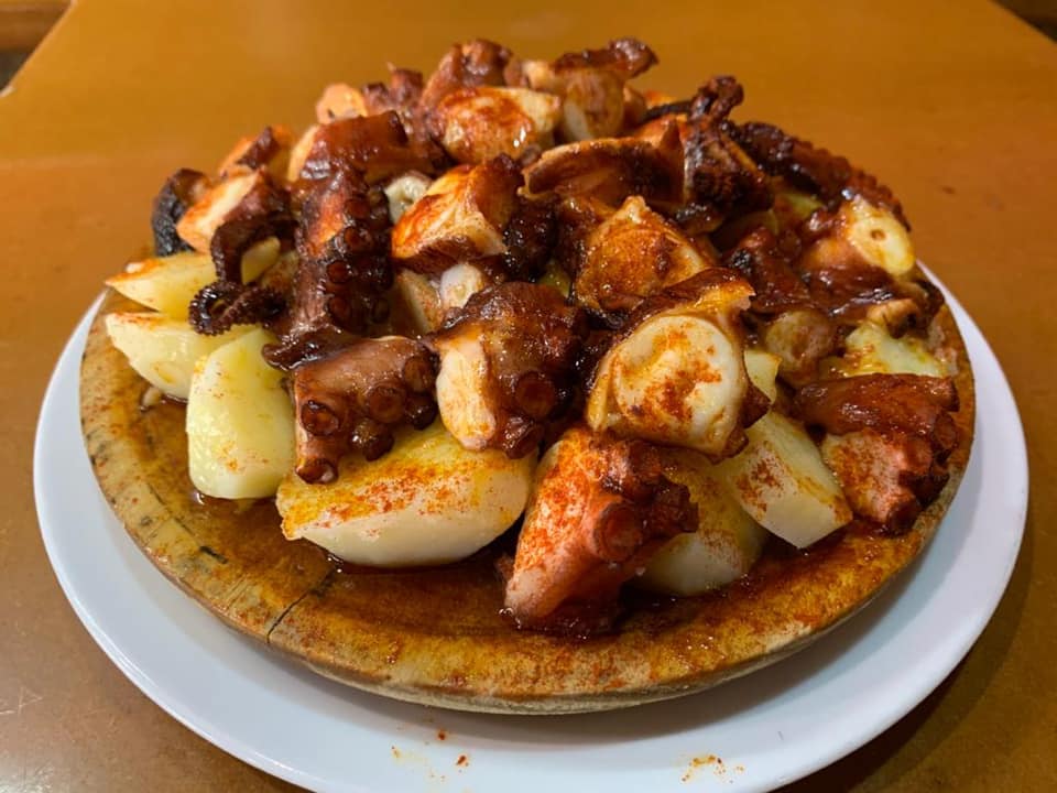 Pulpo con patatas cocidas, a la gallega