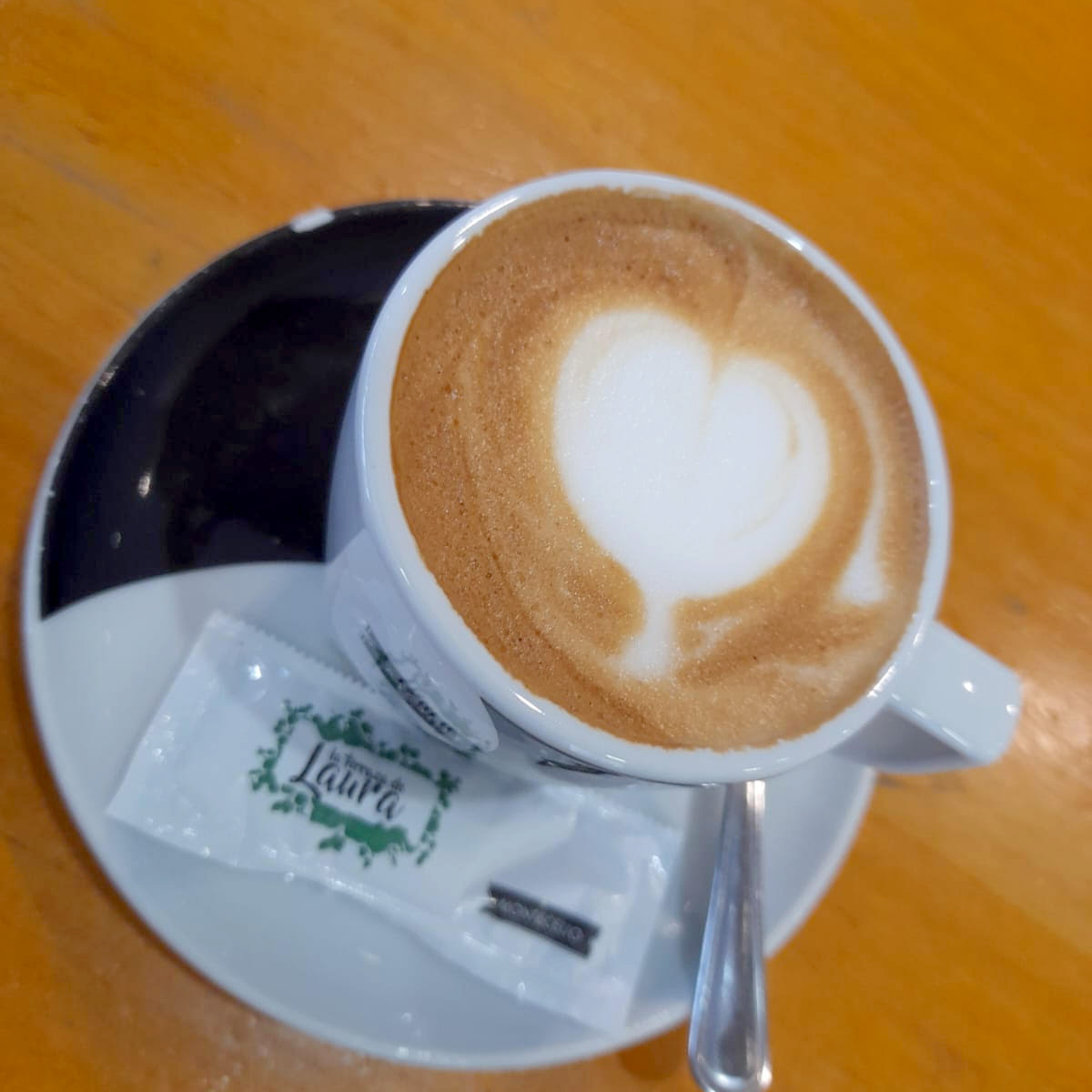 Café con un corazón de leche