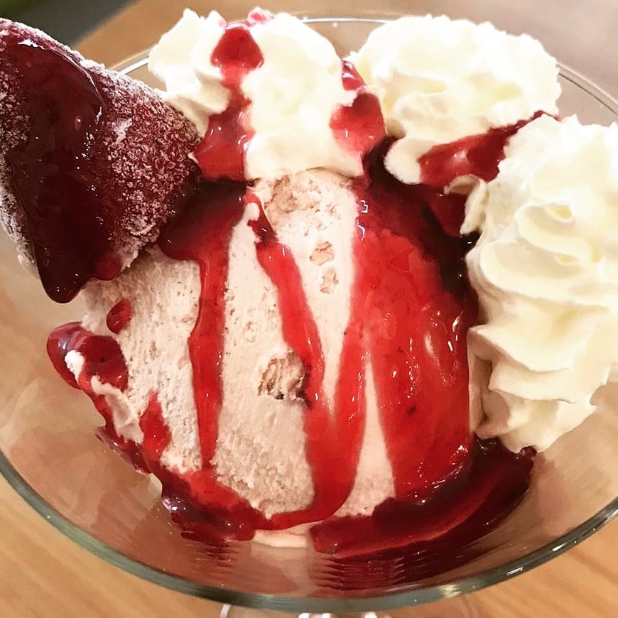 Helado en plato con una bola y nata montada