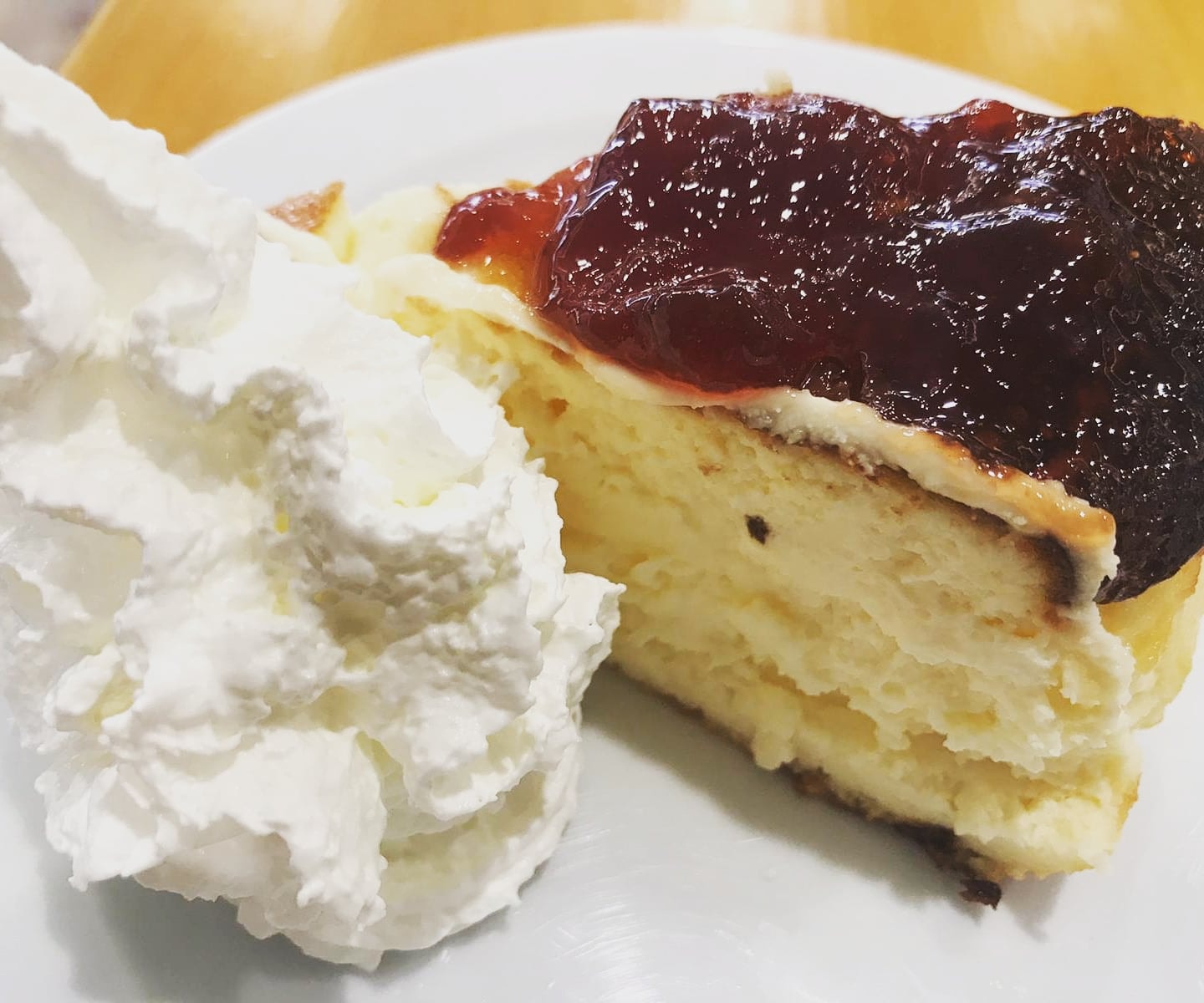 Tarta de queso con mermelada y nata montada