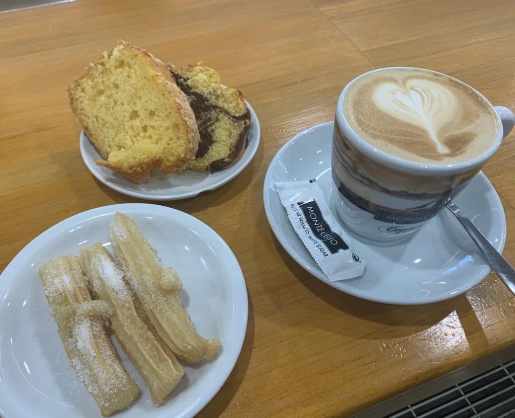 Café con churros y bizcocho